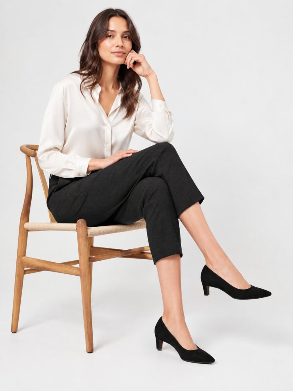 Aquatalia Marianna Suede Pointed Toe Pump in Black, size 7.